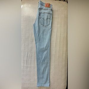 Women’s Levi’s 724 High Rise Straight Leg distressed light wash Jean W 29 (8)